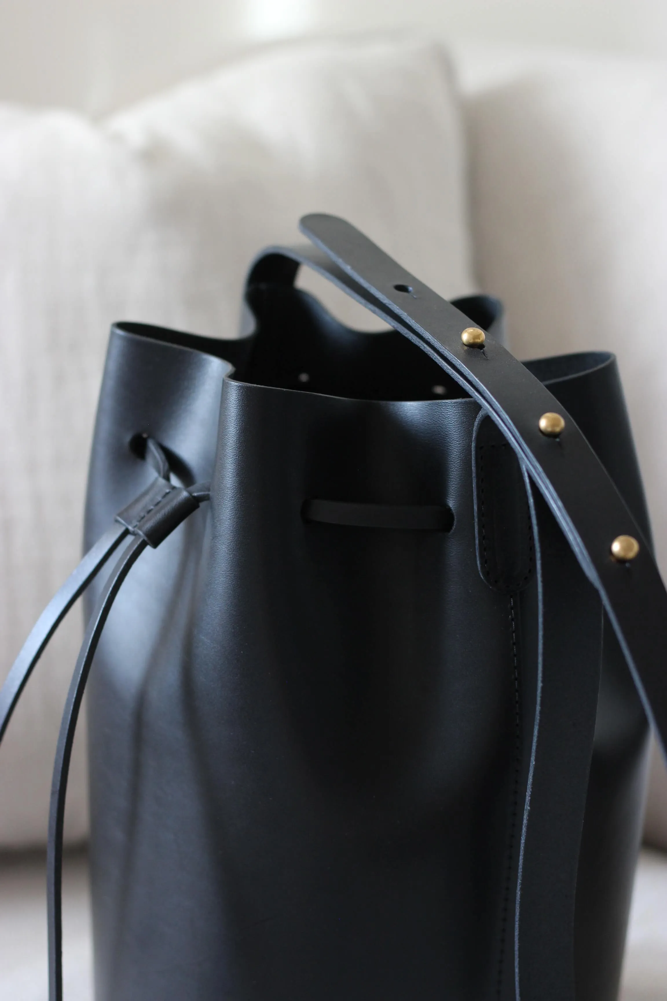 Leather bucket bag black
